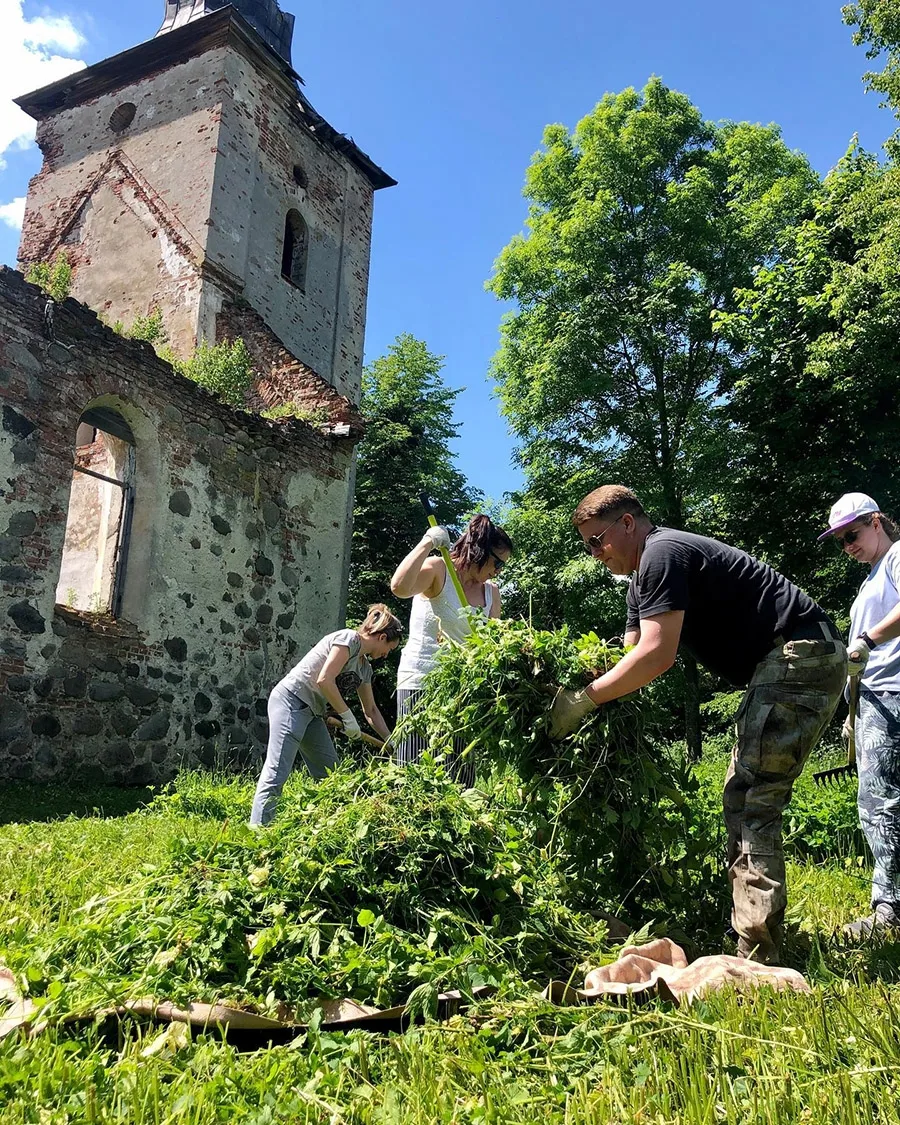 Die „Hüter der Ruinen“ bei der Arbeit an der Kirche Borchersdorf