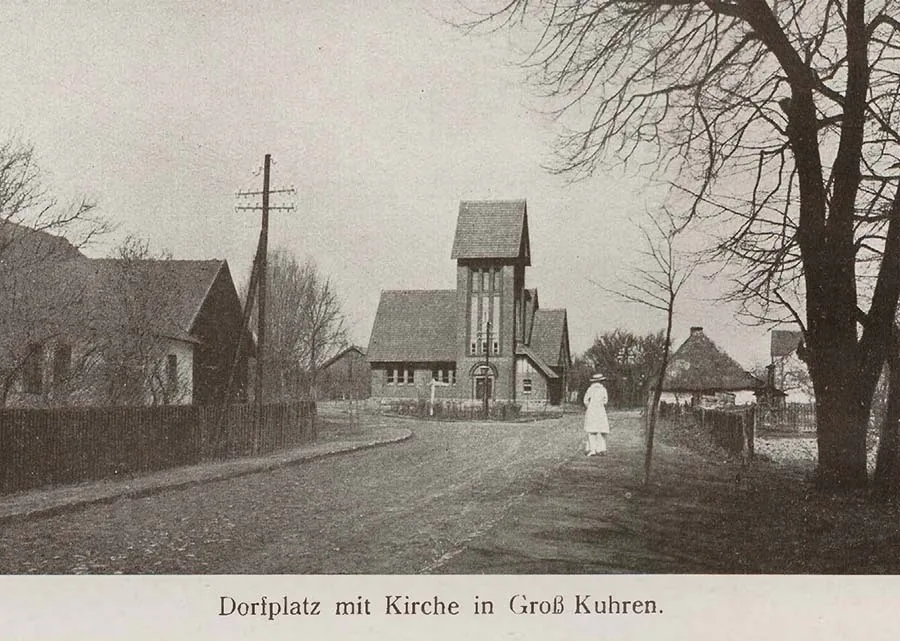 Dorflandschaft mit der Kirche Groß Kuhren