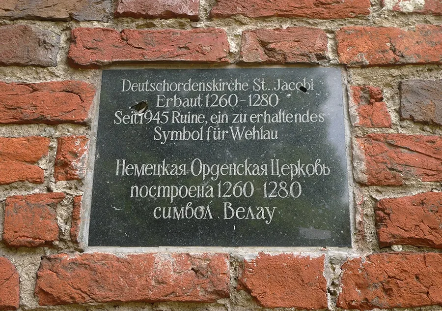 Atminimo lentelė ant Vėluvos bažnyčios