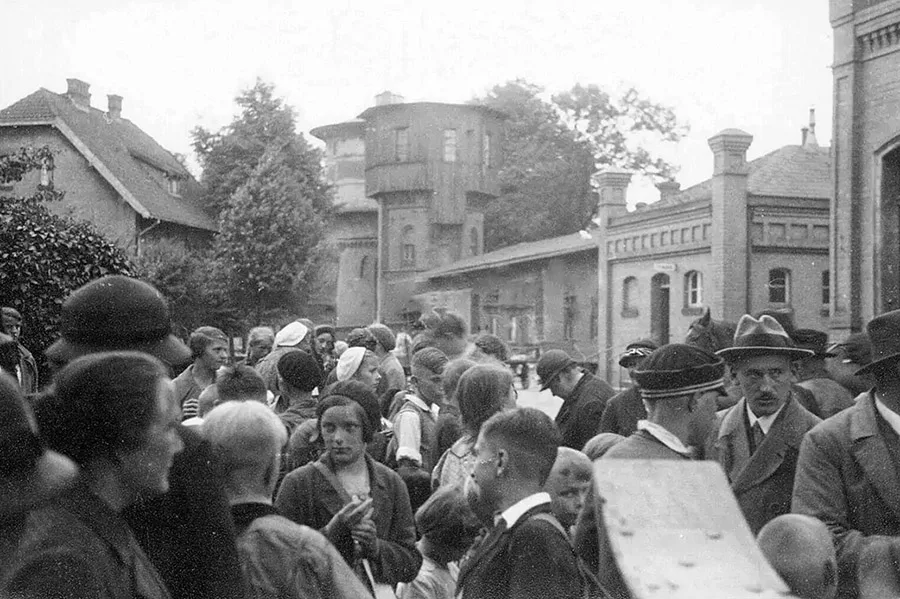 Жители Гумбиннена на привокзальной площади