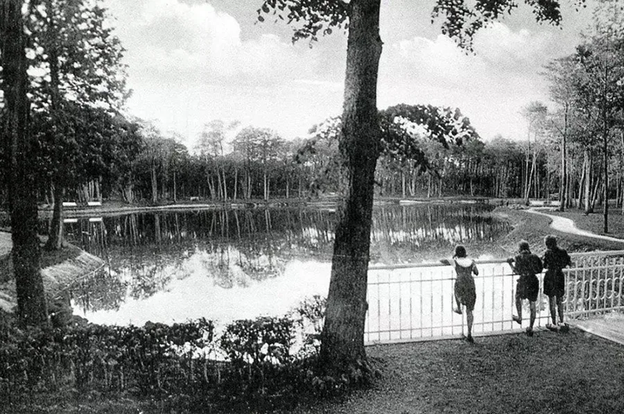 Vaikai prie tvenkinio Plantage parke