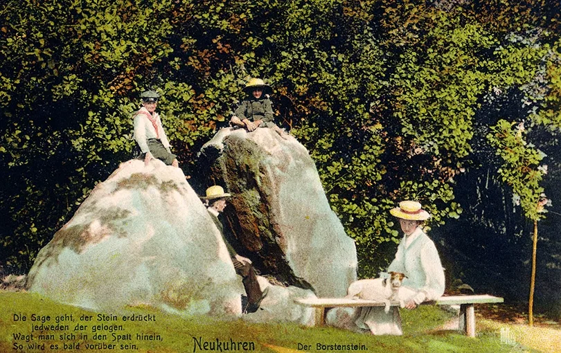 Eine Familie von Reisenden posiert vor dem Lügenstein, Postkarte vom Anfang des 20. Jh.