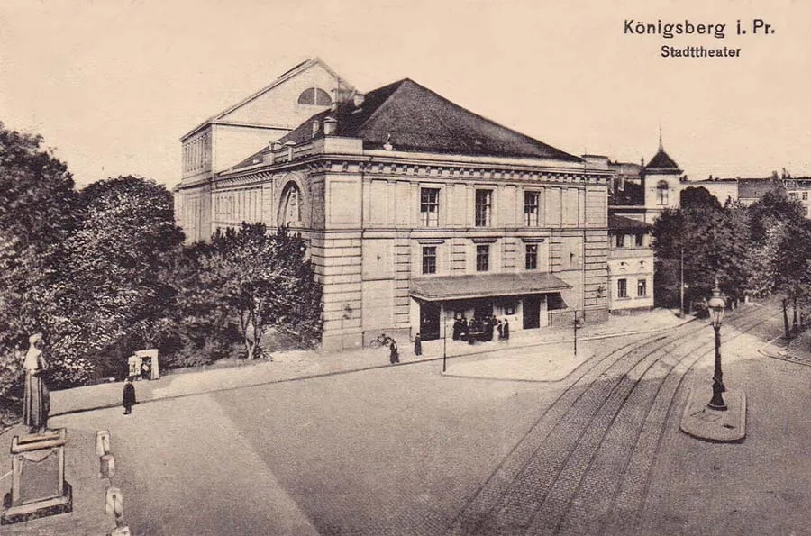 Platz vor dem Theater