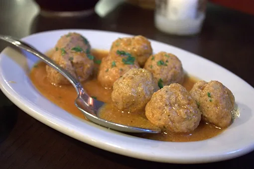 Was Königsberger Klopse sind, welche Arten es gibt und wozu man sie isst