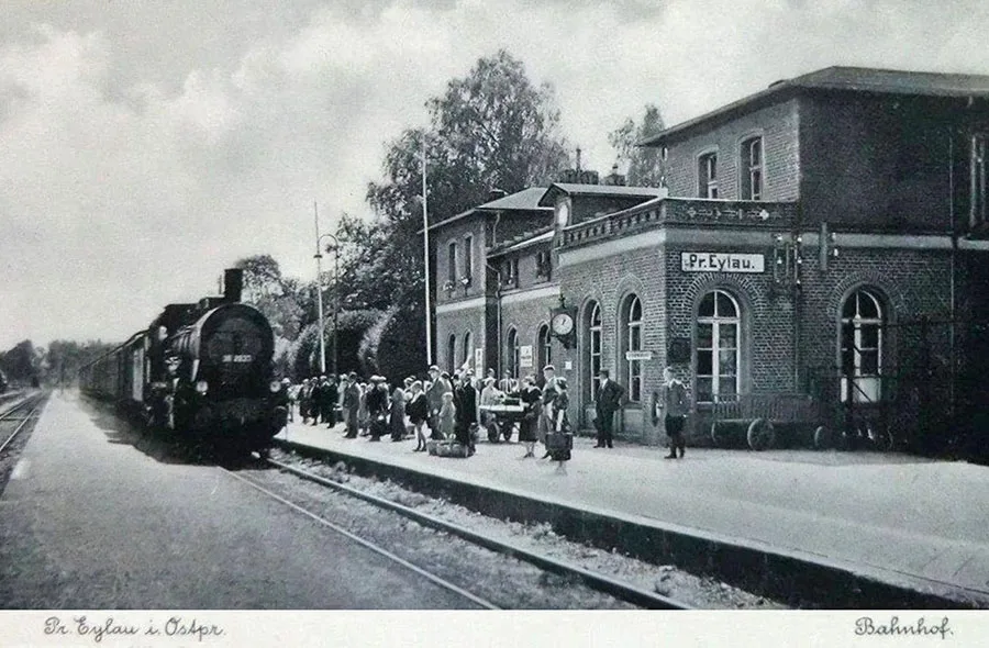 A train arriving at Preußisch Eylau station (1928)