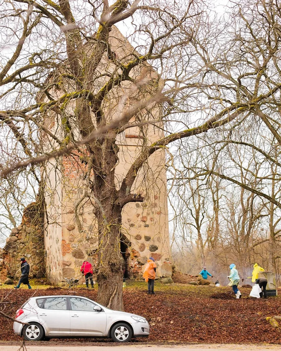 Volunteer clean-up at Schönwalde Church