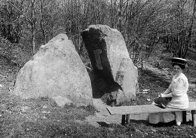 Ein Mädchen posiert vor dem Lügenstein, Foto vom Anfang des 20. Jh.
