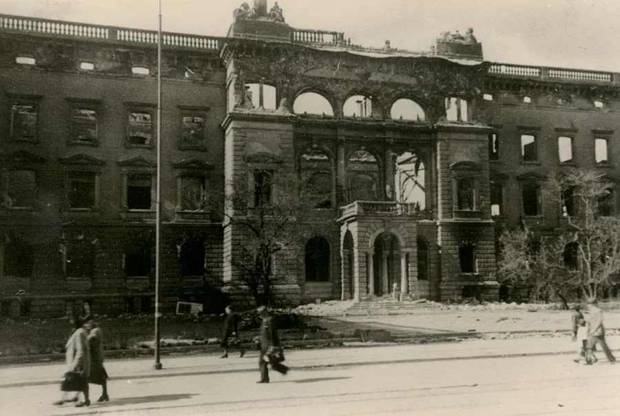 Здание правительства провинции в 1944 году