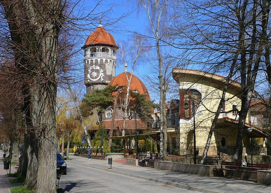 Wasserturm mit Sonnenuhr