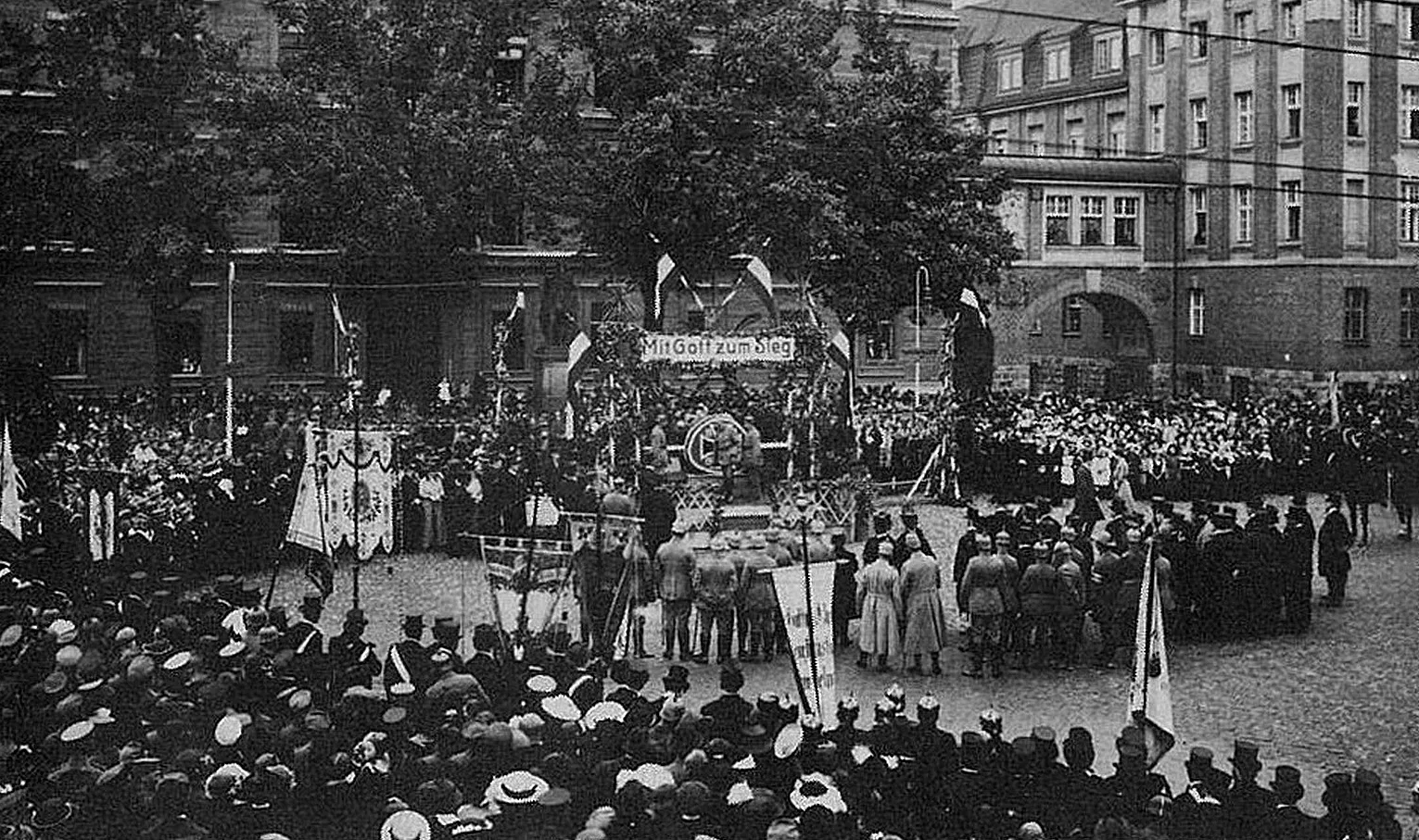 Unveiling of the "Hindenburg plaque" in Gumbinnen, 2.10.1915. Stadtarchiv und Landesgeschichtl. Bibliothek - Bielefeld (Kreisarchiv Gumbinnen).