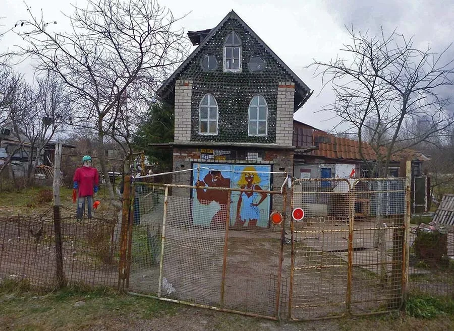 Дом из бутылок