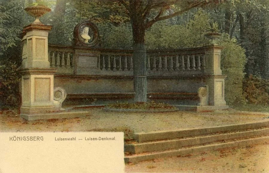 The semi-rotunda with the bust of Queen Louise