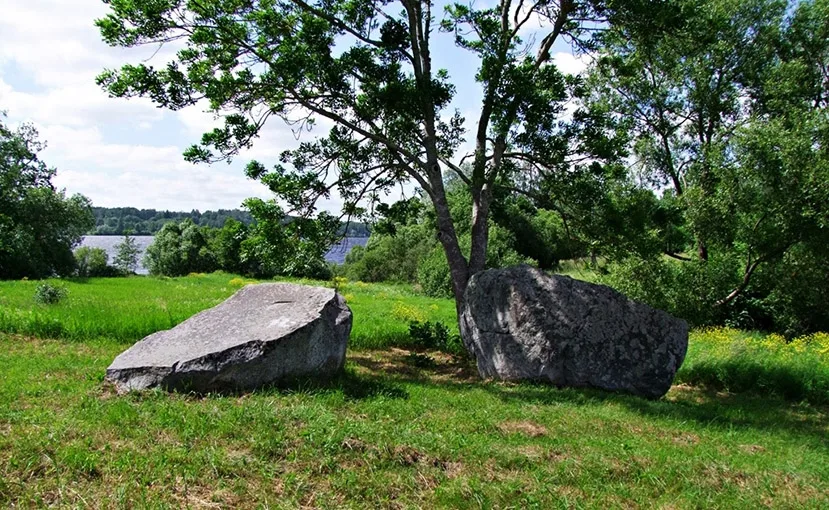 Der geborstene Velnsakmens (Teufelsstein) in Postamuiža, Lettland