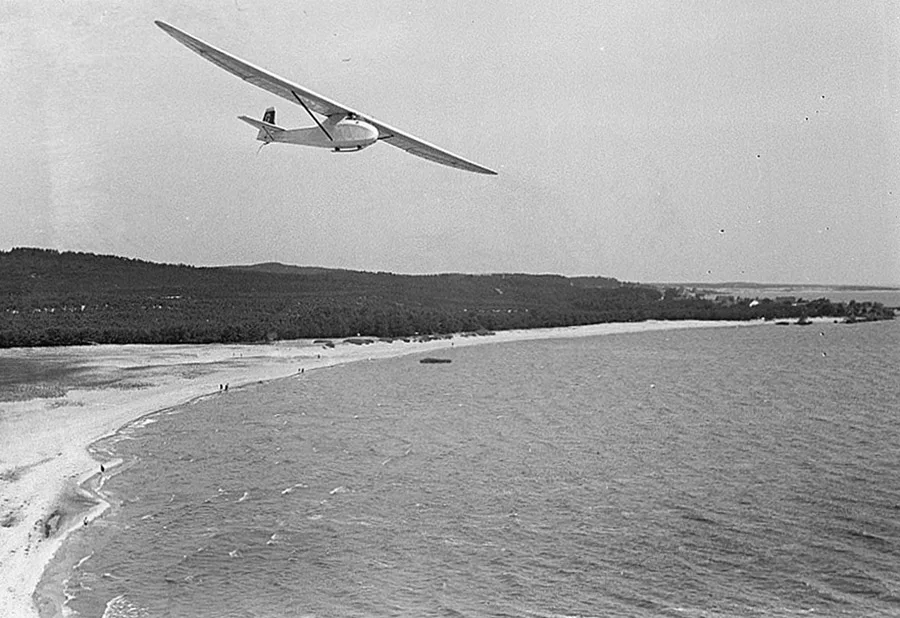 Segelflugzeug über der Kurischen Nehrung