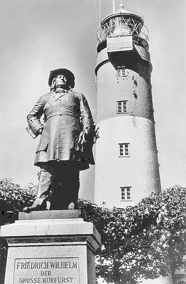 Denkmal des Großen Kurfürsten vor dem Leuchtturm