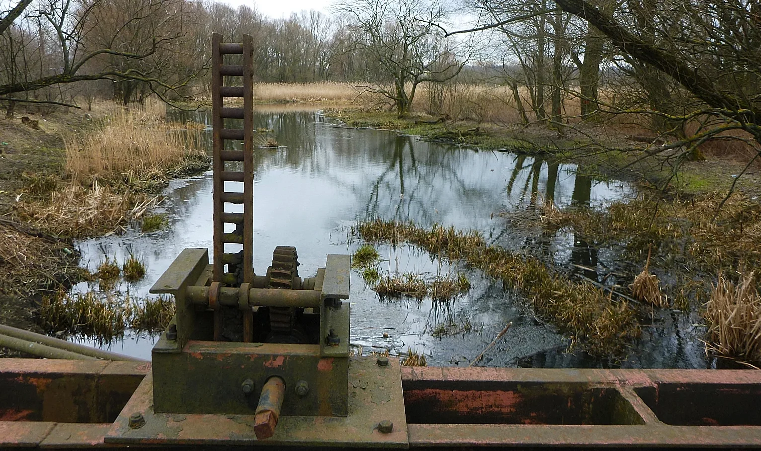 The banks of the Tovarnaya have a decidedly industrial look.