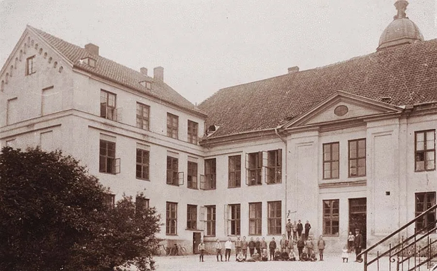 Blick auf das Waisenhaus vom Hof