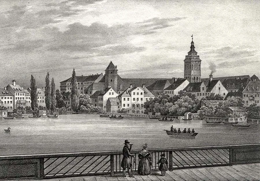 Blick auf das Schloss über den Teich