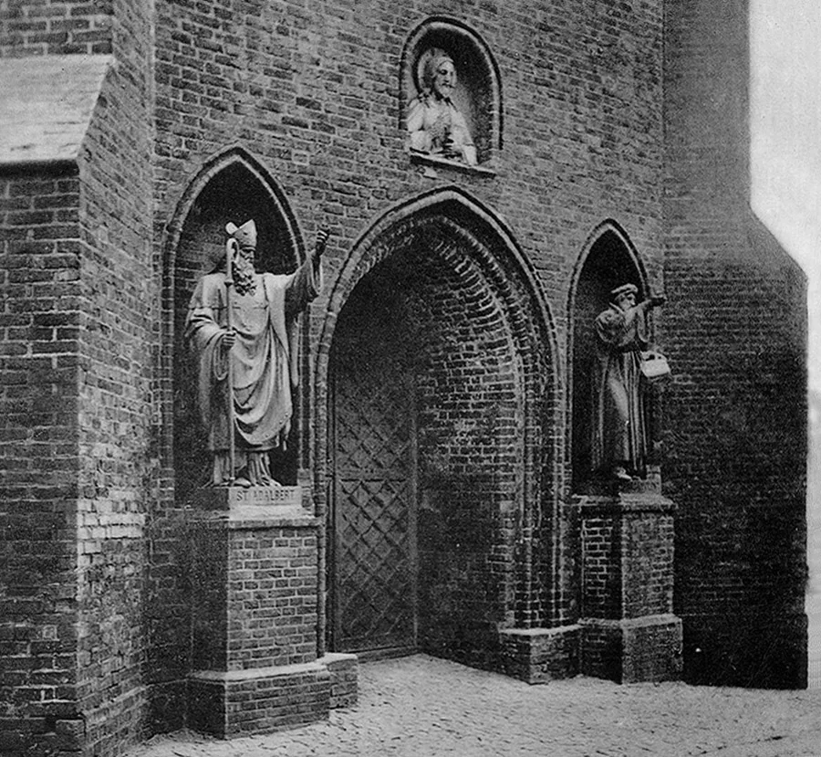 Portal der Kirche in Fischhausen