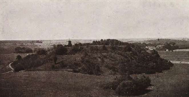 Blick auf den Berg und den Burgwall Ziegenberg