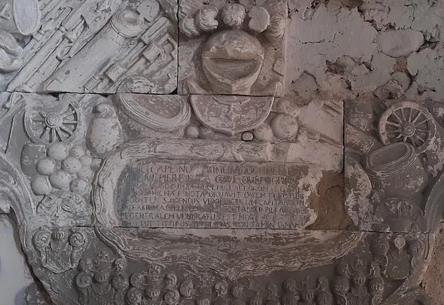 Fragment des Epitaphs des Pierre de la Cave