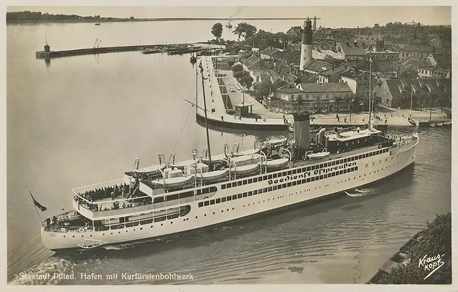 Passagierschiff im Hafen von Pillau
