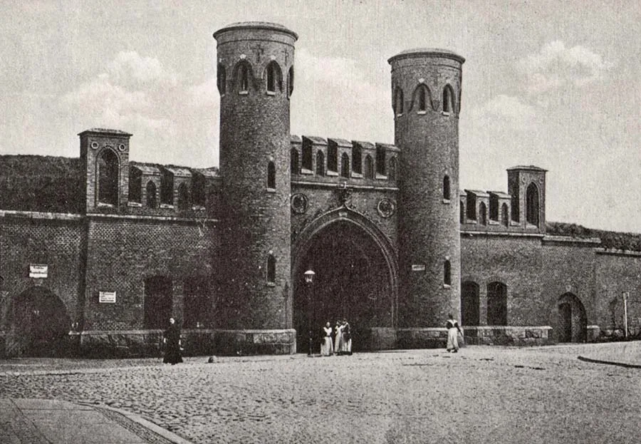 Blick auf das Tor von der Stadtseite