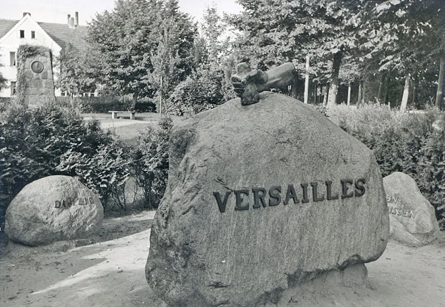 Memorial stone commemorating the Peace of Versailles