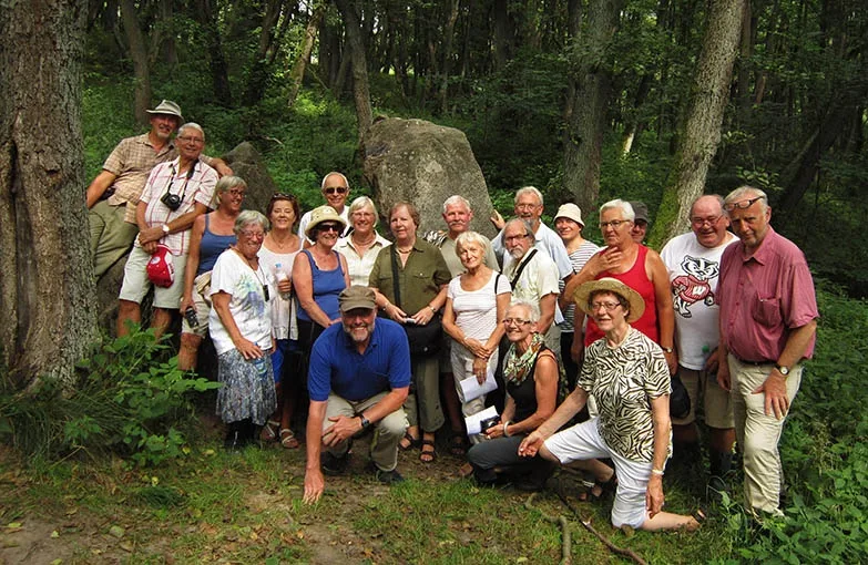 Mitglieder des dänischen Archäologie-Liebhaberclubs „Harja“ am Lügenstein