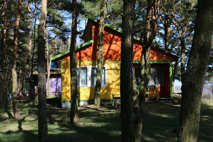 Ferienhäuschen auf einem Campingplatz am Ufer des Kurischen Haffs