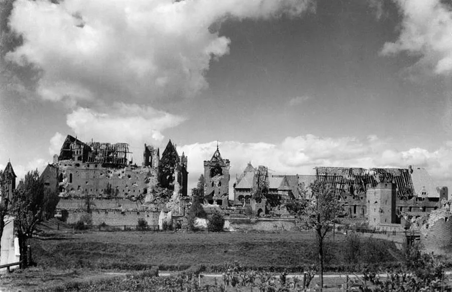 Замок Мариенбург в 1945-м