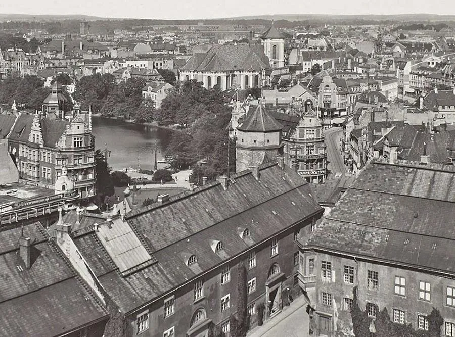Widok z wieży zamku w stronę Burgkirche