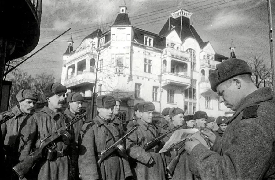 Sovietų kariai kurhauzo fone