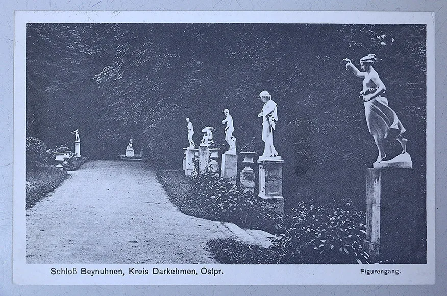Скульптуры в парке