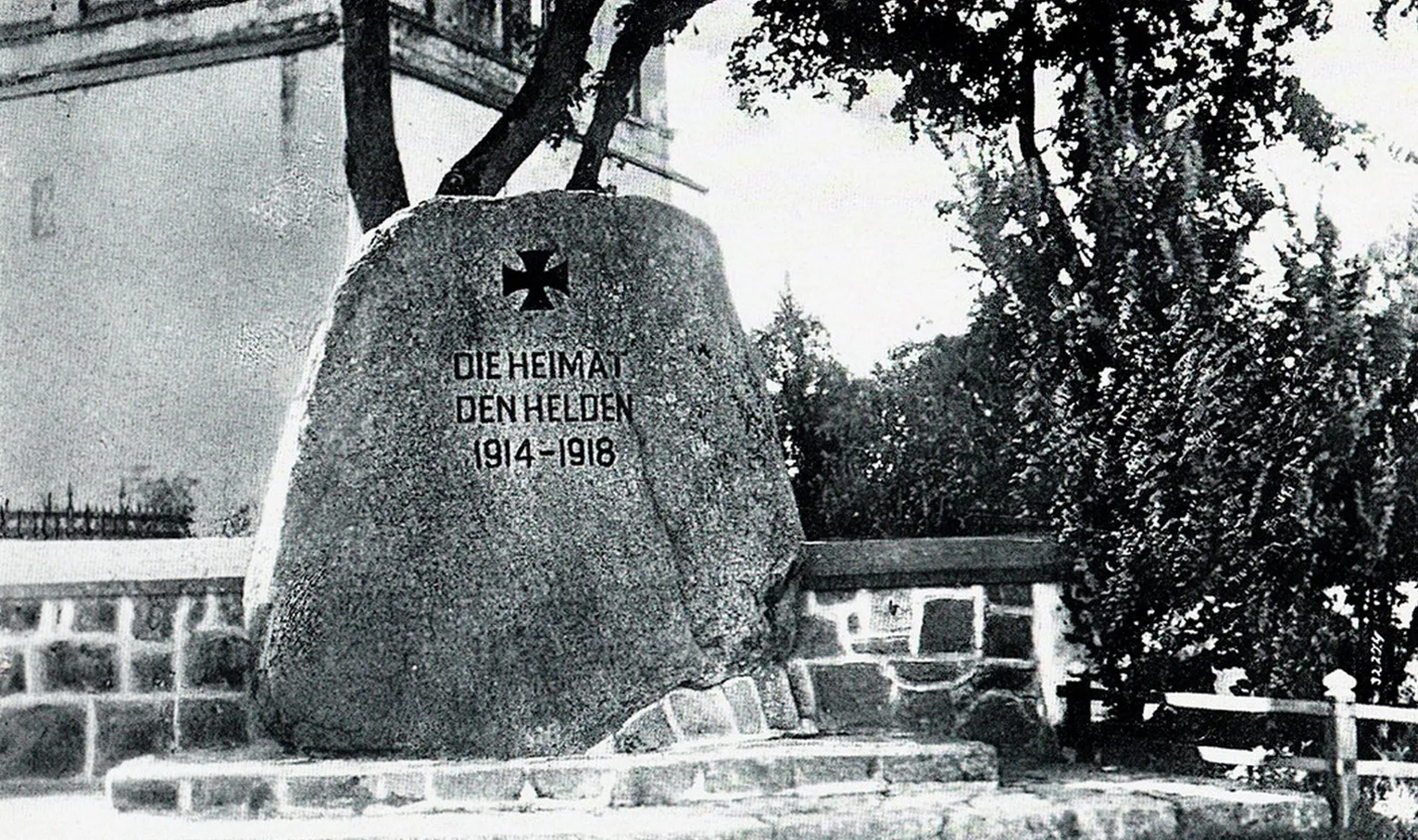 First World War memorial in Bladiau (Pyatidorozhnoye, Bagrationovsk District), 1930s. Bildarchiv Ostpreußen (www.bildarchiv-ostpreussen.de)