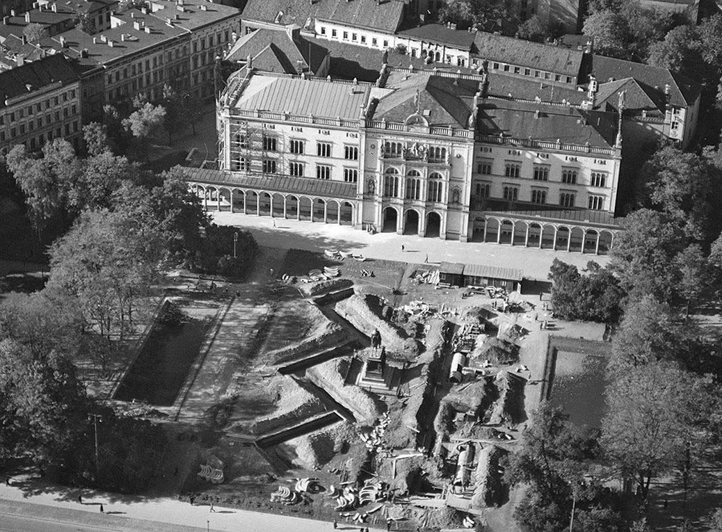 Bau eines Luftschutzraums vor dem Universitätsgebäude