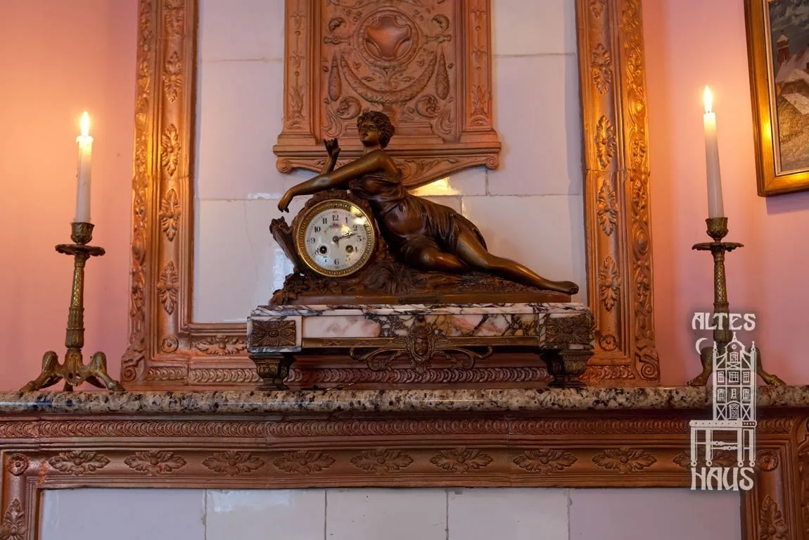 Часы на камине. Фото Юли Алексеевой и Виталия Невара / alteshaus.ru