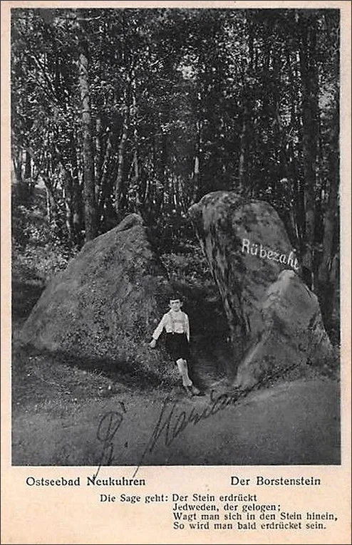 Ein Junge posiert vor dem Lügenstein, Postkarte aus dem ersten Drittel des 20. Jh.